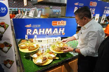 KEHILANGAN BESAR: Menteri Perdagangan Dalam Negeri dan Kos Sara Hidup, Allahyarham Datuk Seri Salahuddin Ayub. ketika hayatnya memperjuangkan kos sara hidup yang rendah dengan memperkenalkan sajian yang dimampui dibeli dikenali sebagai Menu Rahmah.
