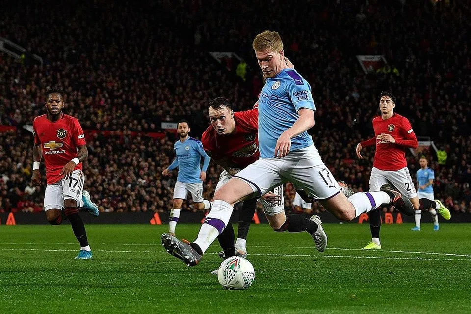 LEBARKAN JURANG: De Bryune melepaskan rembatan untuk menjaringkan gol ketiga City, yang diberikan sebagai gol sendiri selepas bola terkena Andreas Pereira. - Foto AFP