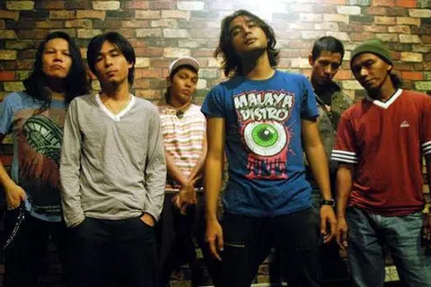 MAHU BEREKSPERIMEN DENGAN PELBAGAI GAYA LAGU: Kumpulan Hyper Act yang terdiri daripada (dari kiri) Shahron Hussein (Ronnie), Freddy Ady Putra Adnan (Freddy), Khairul Nizam Baharom (Toi), Md Zakir Mohd Rahizan (Akir), Sharizan Syarifudin (Intan) dan Zamri Haron (Labib) telah membuat persembahan buat kali pertama di Singapura baru-baru ini sempena sambutan ulang tahun ke-50 Pasar Geylang Serai. - Foto HYPER ACT