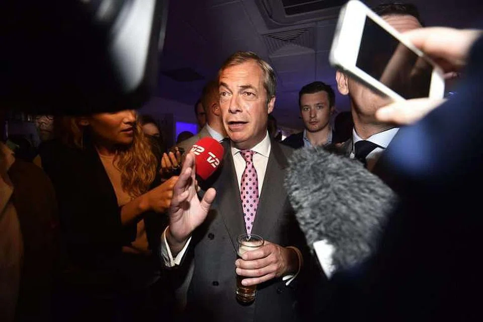 Pemimpin Parti Kemerdekaan UK (UKIP), Encik Nigel Farage, menghadiri sebuah Parti Pungutan Suara Keluar EU di London. 