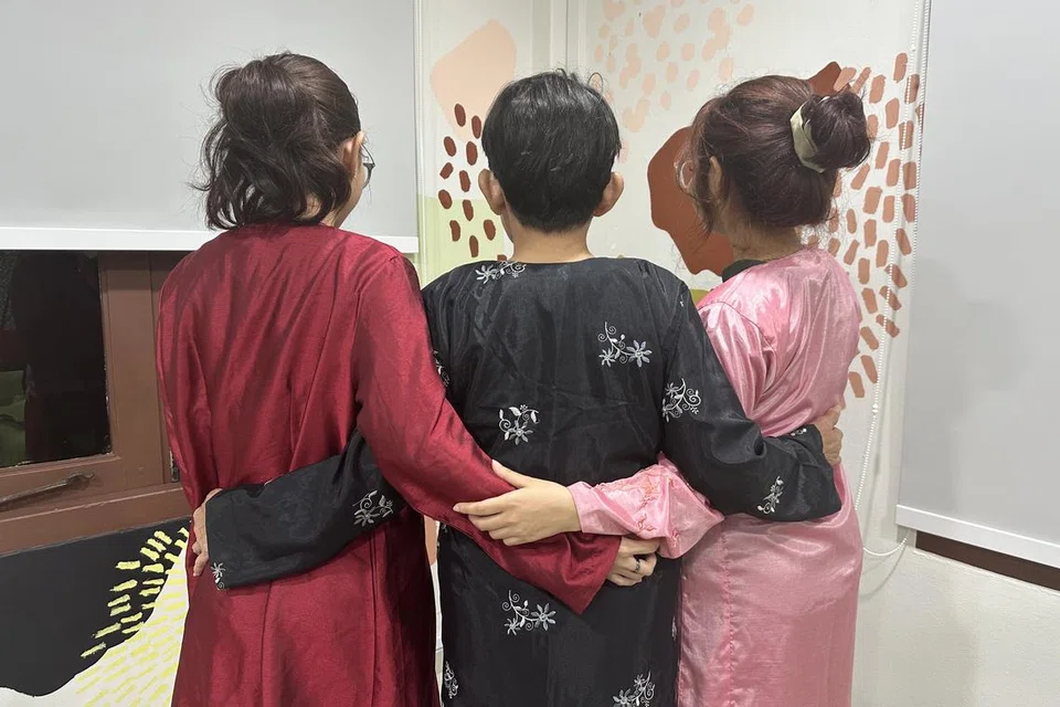 Cik Sheila (nama samaran, tengah) bersama keluarganya, dan beliau ingin berbakti kepada masyarakat dengan caranya tersendiri. 