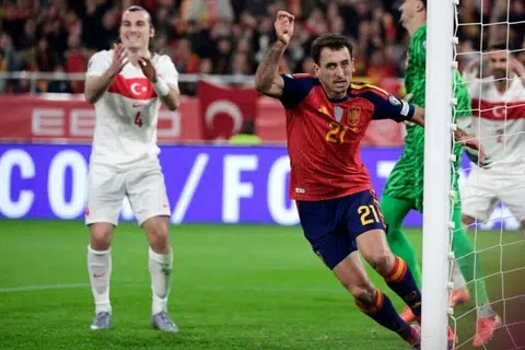 Pemain tengah, Mikel Oyarzabal, menjaringkan gol kedua Sepanyol.