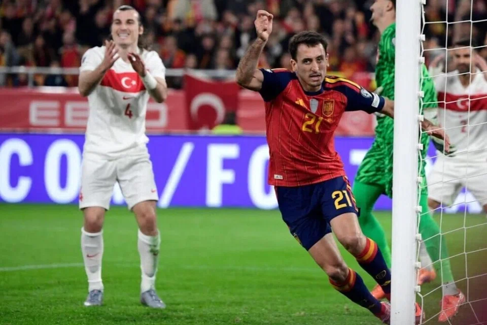 Pemain tengah, Mikel Oyarzabal, menjaringkan gol kedua Sepanyol.