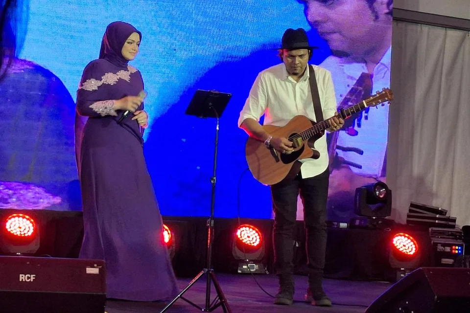SUMBANG LAGU:  Datuk Seri Siti Nurhaliza (kiri) menyanyikan lagu Bahtera Merdeka pada majlis ceramah mega di Ukay Perdana pada Ahad malam.