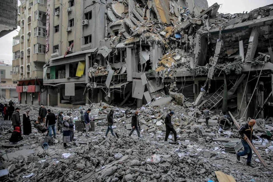 Beberapa warga Palestin berjalan di Gaza City pada 3 Mac. Bahan Pendidikan Perwatakan dan Kewarganegaraan (CCE) berhubung konflik di Gaza yang diajarkan di sekolah MOE akan dikemas kini berdasarkan maklum balas dan perkembangan terkini.