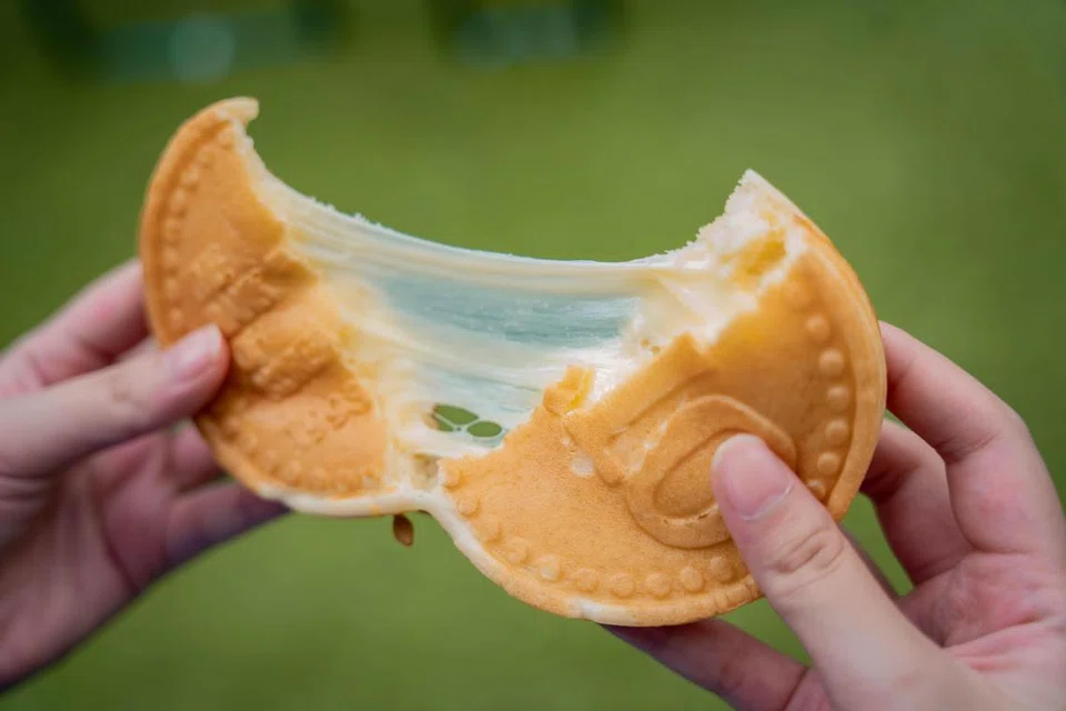 Wafel keju, Cheese Coin Waffles, berharga $5 oleh Happiness in a Box.