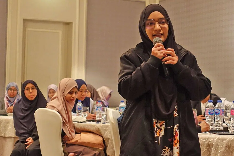 LAHIR KEPRIHATINAN: Salah seorang pelajar Singapura, Cik Afiqah Kamarazaman, pelajar Sarjana di Universiti Al-Azhar, melahirkan keprihatinannya mengenai pekerjaan bagi golongan asatizah di masa depan. - Foto FACEBOOK MASAGOS ZULKIFLI