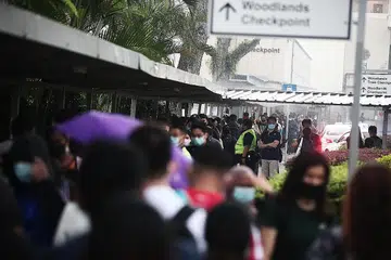 BERATUR PANJANG: Lonjakan trafik pada petang Khamis, apabila barisan beratur dilihat di luar Pusat Pemeriksaan Woodlands, menyaksikan Penguasa Imigresen dan Pusat Pemeriksaan (ICA) memproses 112,700 keberangkatan pada hari itu. - Foto BH oleh KELVIN CHNG