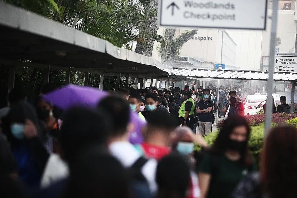 BERATUR PANJANG: Lonjakan trafik pada petang Khamis, apabila barisan beratur dilihat di luar Pusat Pemeriksaan Woodlands, menyaksikan Penguasa Imigresen dan Pusat Pemeriksaan (ICA) memproses 112,700 keberangkatan pada hari itu. - Foto BH oleh KELVIN CHNG