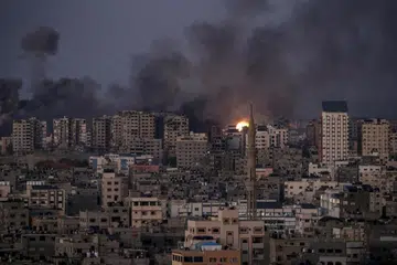 MUSNAH: Kepulan asap dilihat berikutan serangan udara Israel di bahagian utara Bandar Gaza pada Khamis. 