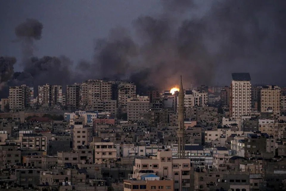 MUSNAH: Kepulan asap dilihat berikutan serangan udara Israel di bahagian utara Bandar Gaza pada Khamis. 