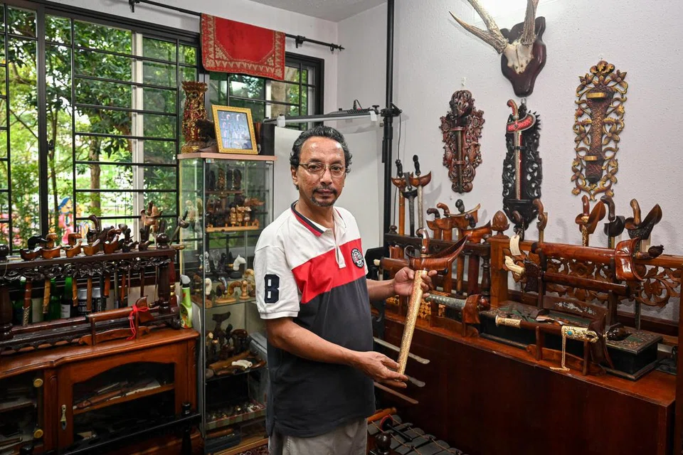 Pemillik Malay Art Gallery, Syed Abubakar Hussain Aljunied, mempunyai koleksi keris. Malay Art Gallery sebenarnya dimulakan oleh bapanya Syed Husain Aljunied pada 1972. Syed Abubakar telah melibatkan diri sebagai pemilik bersama dengan ayahnya sejak beliau berusia 23 tahun hingga sekarang.