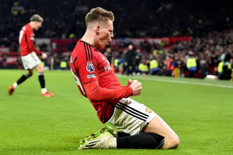 SAMPAIKAN MESEJ: Pemain tengah United, Scott McTominay, menjaringkan dua gol untuk membantu pasukannya menewaskan Chelsea 2-1 dalam perlawanan Liga Perdana England. Kemenangan itu dilihat sebagai bukti bahawa gaya bola sepak pasukan itu mempunyai potensi untuk berjaya.