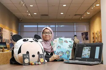 BUAT REKAAN: Nur Rasyiqah Zil Husham tidak pernah jangka bahawa satu hari, beliau akan ditugaskan untuk mereka pakaian untuk 'Tsum Tsum' - versi empat segi watak kartun Disney - yang digemarinya ini. - Foto BH oleh MARCELLIN LOPEZ
