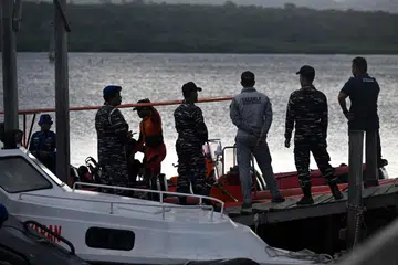 Pasukan penyelamat Indonesia menjalankan operasi mencari mangsa yang masih hilang akibat nahas feri di perairan Selat Bali berhampiran Jembrana, di pulau Bali pada 5 Julai. Ratusan anggota penyelamat telah memperluas kawasan pencarian sejak 4 Julai.