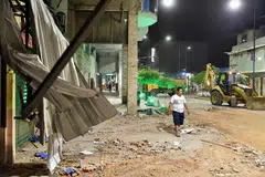 GEGARAN KUAT: Ini antara bangunan kediaman yang musnah apabila gempa melanda bandar Machala, Ecuador, pada Sabtu. 