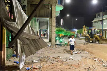 GEGARAN KUAT: Ini antara bangunan kediaman yang musnah apabila gempa melanda bandar Machala, Ecuador, pada Sabtu. 