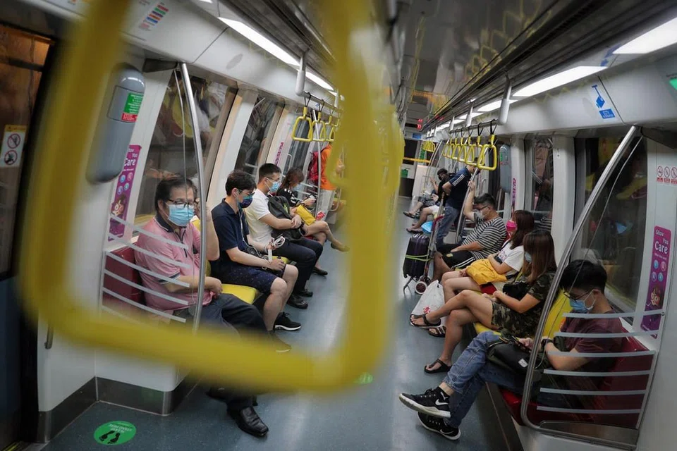 PERKHIDMATAN LEBIH KERAP: Menurut LTA, kereta api sekarang akan tiba setiap tiga minit pada waktu sibuk, berbanding setiap lima minit Jumaat lalu, hari pertama penyesuaian kekerapan perkhidmatan MRT dibuat. - Foto BH oleh JASON QUAH