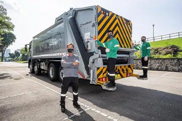 BERWAJAH BARU: (Dari kiri) Ketua Perkhidmatan SembWaste, Encik Lim Peng Soon; Duta Perkhidmatan SembWaste, Encik Satesh Kalimuthu dan Encik Mohamed Fahmi Azizi Mohd Zin, memakai pakaian seragam baru mereka sambil bergambar dengan lori pengumpulan sampah Mercedes-Benz baru yang digunakan di laluan pengumpulan sampah sektor Clementi-Bukit Merah mulai hari ini. - Foto SEMBWASTE
