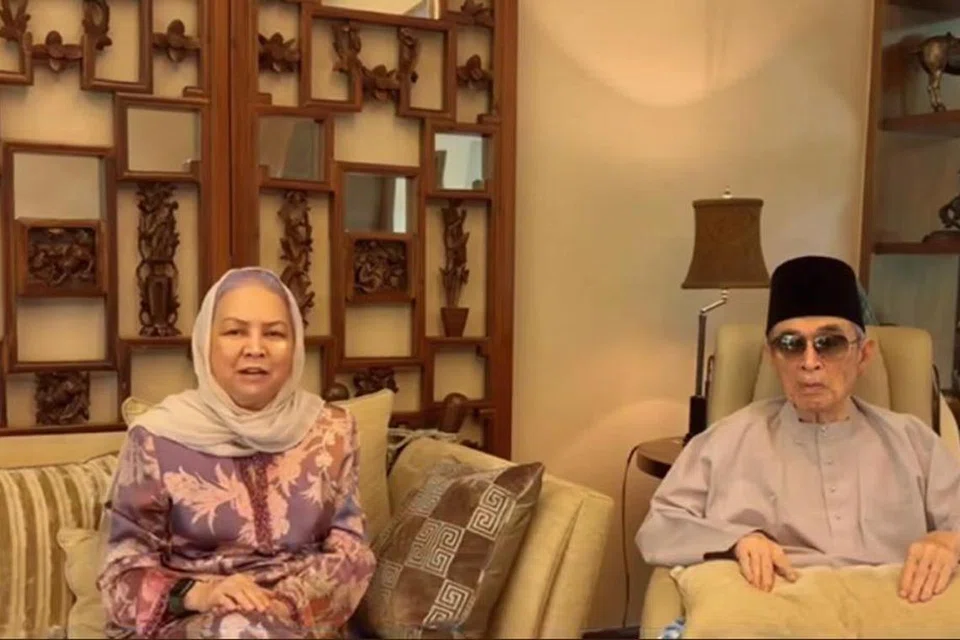Gambar terkini mantan Perdana Menteri Malaysia, Tun Abdullah Ahmad Badawi bersama isteri, Tun Jeanne Abdullah, dalam video ucapan Aidilfitri disiarkan di Facebook Galeri Tun Abdullah Ahmad Badawi pada 9 April. 