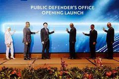 PELANCARAN PDO: (Dari kiri) Cik Rahayu Mahzam; Ketua Hakim, Encik Sundaresh Menon; Encik Lawrence Wong; Encik K. Shanmugam; Encik Edwin Tong; dan Encik Lucien Wong bersama melancarkan PDO dalam satu majlis di Mahkamah Negara. - Foto BH oleh KELVIN CHNG