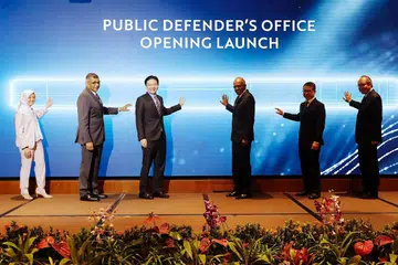 PELANCARAN PDO: (Dari kiri) Cik Rahayu Mahzam; Ketua Hakim, Encik Sundaresh Menon; Encik Lawrence Wong; Encik K. Shanmugam; Encik Edwin Tong; dan Encik Lucien Wong bersama melancarkan PDO dalam satu majlis di Mahkamah Negara. - Foto BH oleh KELVIN CHNG