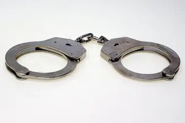 JALANI HUKUMAN PENJARA: Mohammad Nurfadly Rosli, 34 tahun, yang menipu beberapa kedai pajak dengan mendagangkan barang kemas campuran pelbagai jenis sebagai emas tulen telah dipenjara sejumlah 4½ tahun hari ini, - Foto FAIL