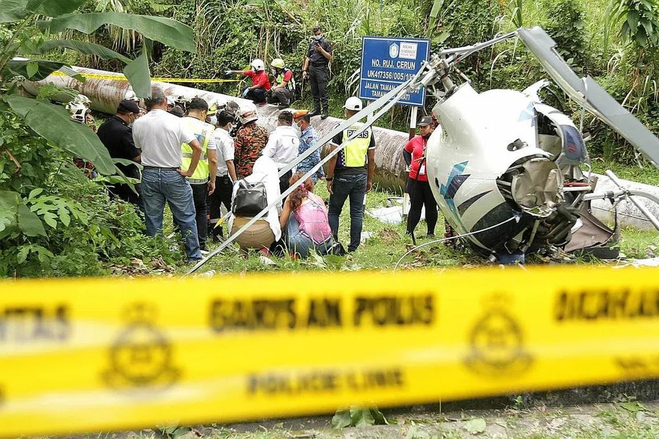AKIBAT PELANGGARAN DI UDARA: Sebuah helikopter terhempas di Taman Melawati, menyebabkan dua orang terbunuh, sementara sebuah lagi melakukan pendaratan kecemasan berdekatan sebuah sekolah di kawasan itu. - Foto THE STAR