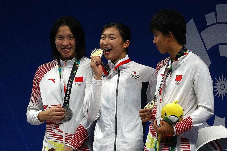 TERBAIK DI BENUA: Perenang Jepun Rikako Ikee (tengah) ditabalkan sebagai atlit terbaik di Sukan Asia ke-18. Ikee, 18 tahun, memenangi lapan pingat di Jakarta, termasuk enam pingat emas. - Foto REUTERS