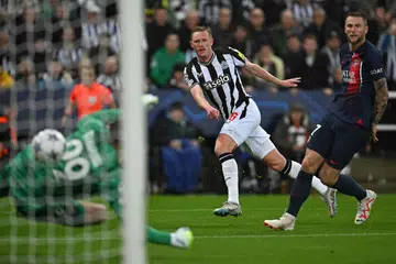 MANFAATKAN PELUANG: Pemain tengah Newcastle United, Sean Longstaff (tengah), menjaringkan gol ketiga, membolosi gawang PSG, Gianluigi Donnarumma, yang kelihatan goyah dalam perlawanan ini.