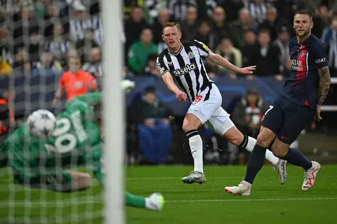 MANFAATKAN PELUANG: Pemain tengah Newcastle United, Sean Longstaff (tengah), menjaringkan gol ketiga, membolosi gawang PSG, Gianluigi Donnarumma, yang kelihatan goyah dalam perlawanan ini.