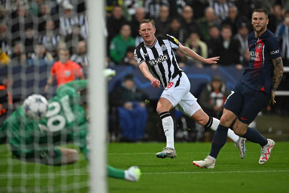 MANFAATKAN PELUANG: Pemain tengah Newcastle United, Sean Longstaff (tengah), menjaringkan gol ketiga, membolosi gawang PSG, Gianluigi Donnarumma, yang kelihatan goyah dalam perlawanan ini.