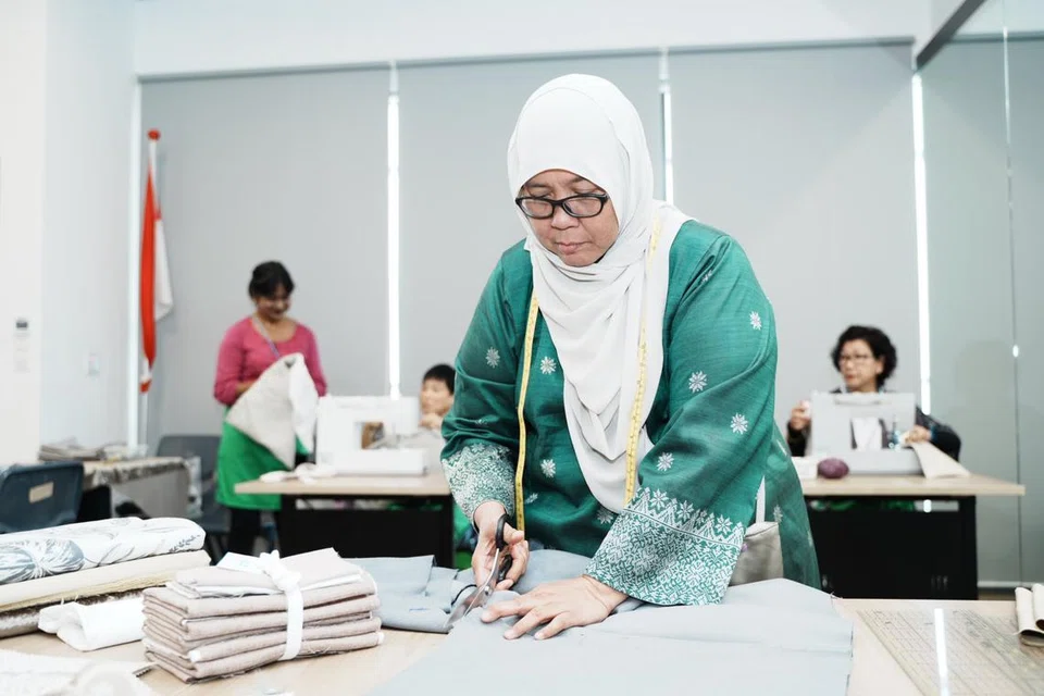 Cik Siti Rahmah, 65 tahun, merupakan antara 100 sukarelawan tukang jahit dalam inisiatif ‘Our Tote-rific Community’. 