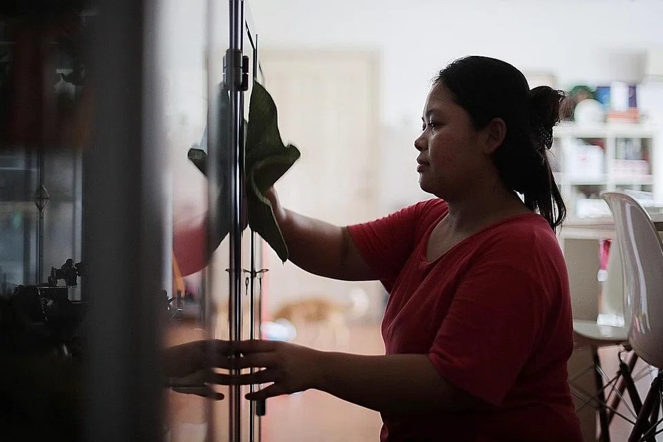 JAGA KEBAJIKAN PEMBANTU RUMAH: MOM memperkenalkan beberapa langkah baru demi memperkukuh sokongan buat pekerja domestik migran, antaranya memberikan cuti wajib satu hari dalam sebulan. - Foto fail