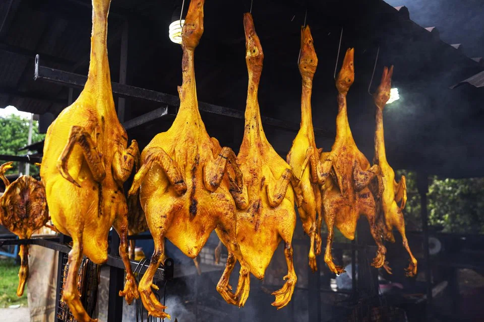 Itik salai banyak dijual di gerai di tepi jalan sepanjang laluan dari Seremban ke Kuala Pilah, Negeri Sembilan. Menu salai adalah hidangan istimewa masyarakat Negeri Sembilan.