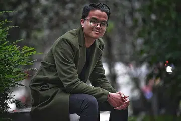 SENANGI PELUANG KERJASAMA: Izhar Hidayat mengilhamkan 'Melamar Rasa' sebagai satu usaha bekerjasama dengan bakat lain yang seiring jalan ingin bangunkan kerjaya nyanyian di luar skop projek solo atau kumpulan. - Foto BH oleh KHALID BABA 