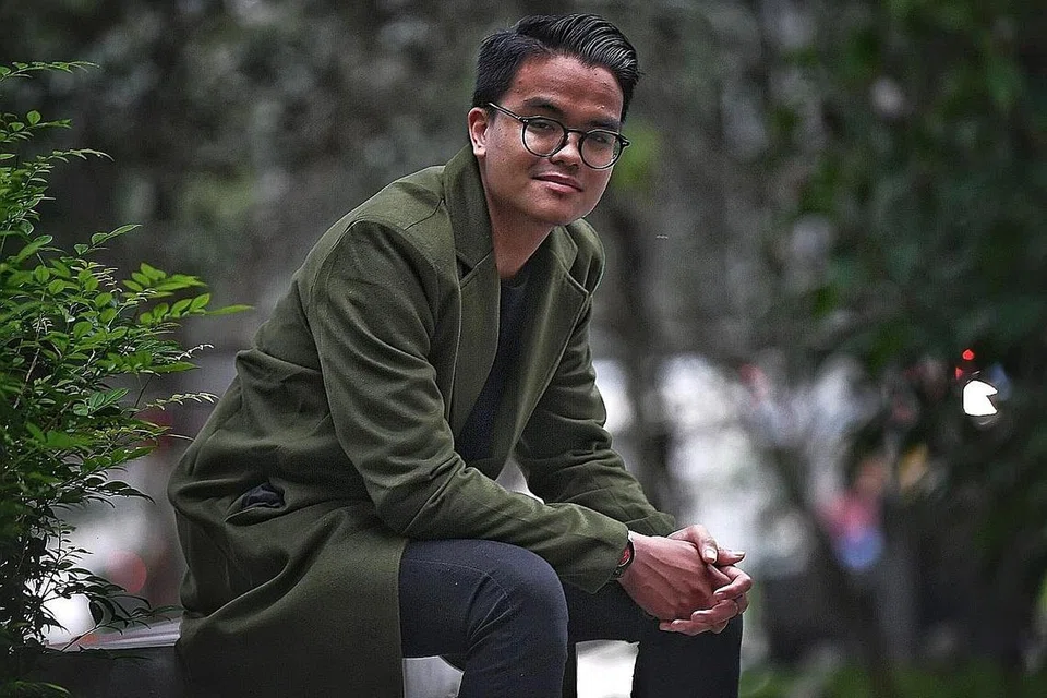 SENANGI PELUANG KERJASAMA: Izhar Hidayat mengilhamkan 'Melamar Rasa' sebagai satu usaha bekerjasama dengan bakat lain yang seiring jalan ingin bangunkan kerjaya nyanyian di luar skop projek solo atau kumpulan. - Foto BH oleh KHALID BABA 
