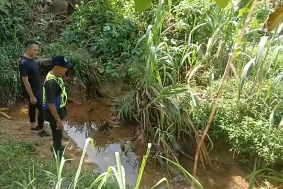 SIASATAN RAPI: Pasukan penyiasat menunjukkan lokasi mayat kanak kanak-kanak autisme berusia enam tahun, Zayn Rayyan Abdul Matiin ditemui. Lokasi ialah aliran anak sungai yang terletak kira-kira 200 meter dari kediaman keluarga mangsa di Apartmen Idaman di Damansara Damai, Petaling Jaya, Selangor.