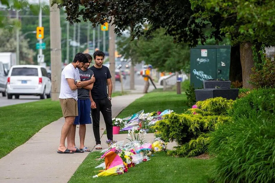 PENGHORMATAN TERAKHIR: Beberapa lelaki meninjau ruang peringatan sementara di masjid London Muslim Mosque yang letaknya sekitar 500 meter daripada tempat di mana seorang pemuda diberkas kerana disyaki menyerang keluarga Islam hingga maut di London, Ontario, Canada. - Foto REUTERS/CARLOS OSORIO 