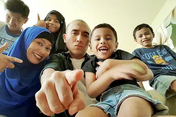TERIMA SOKONGAN KELUARGA: Izwan Ali (tiga dari kanan) bersyukur isterinya, Rozlin Ahmad, (depan, kiri), serta anaknya (dari kiri) Mohamad Haikal, Nurul Ain, Iman Muhammad dan Nur Muhammad, menyokong hasratnya kembali berlakon. - Foto-foto ihsan IZWAN ALI 