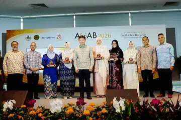 Menteri Pembangunan Negara, Encik Chee Hong Tat (lima dari kiri) bersama pemenang-pemenang Anugerah Guru Arif Budiman (Agab) 2026 iaitu Cik Julaiha Haron (tiga dari kiri); Cik Nur Maizurah Rosle (empat dari kiri), Cik Syafiqah Md Anuar (lima dari kanan); Cik Diana Mohamed Mazlan (tiga dari kanan) dan Cik Nur Azirah Mohd Nor (empat dari kanan). Turut bergambar ialah Menteri Negara (Ehwal Luar merangkap Ehwal Dalam Negeri), yang juga Pengerusi Majlis Bahasa Melayu Singapura (MBMS), Encik Zhulkarnain Abdul Rahim (dua dari kanan); Setiausaha Parlimen Kanan (Pendidikan merangkap Pembangunan Negara) yang juga Pengerusi Jawatankuasa Pembelajaran dan Penggalakan Penggunaan Bahasa Melayu (MLLPC), Dr Syed Harun Alhabsyi (dua dari kiri); Presiden Persatuan Guru Bahasa Melayu (PGBM), Encik Esfan Rizal Rahwom (kiri); dan Editor Berita Harian, Encik Mohd Nazry Mokhtar.