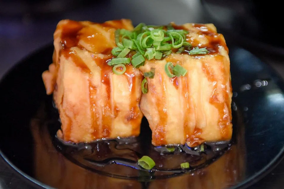 ANTARA SAJIAN MENARIK: Sajian tauhu goreng istimewa ini mempunyai rasa yang unik dan anda mesti mencubanya. - Foto BH oleh SYAZA NISRINA