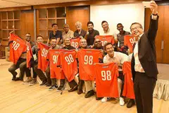 SKUAD '98: Timbalan Presiden FAS Edwin Tong berswafoto bersama bekas pemain yang telah membawa pulang Piala Tiger (kini dikenali sebagai Piala AFF Suzuki) pada 1998 berkumpul semula. - Foto-foto FAS