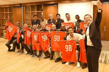 SKUAD '98: Timbalan Presiden FAS Edwin Tong berswafoto bersama bekas pemain yang telah membawa pulang Piala Tiger (kini dikenali sebagai Piala AFF Suzuki) pada 1998 berkumpul semula. - Foto-foto FAS