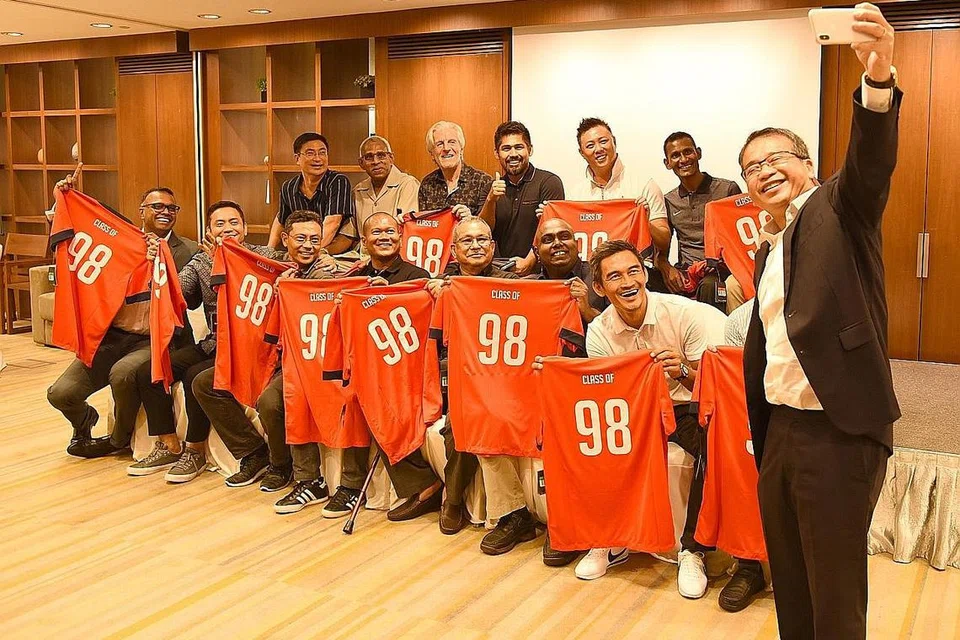 SKUAD '98: Timbalan Presiden FAS Edwin Tong berswafoto bersama bekas pemain yang telah membawa pulang Piala Tiger (kini dikenali sebagai Piala AFF Suzuki) pada 1998 berkumpul semula. - Foto-foto FAS