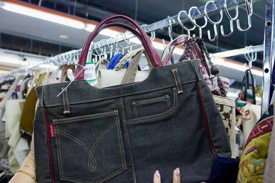 Beg denim bergaya ‘Y2K’ ini membangkitkan unsur nostalgia dalam koleksi barangan terpakai di Jalan Jalan Japan (JJJ) (RM 10).