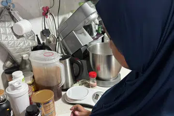 Berniaga kek dan kuih-muih dari rumah telah membantu Cik Nana Zarina,  mengubah kehidupannya dan keluarga.
