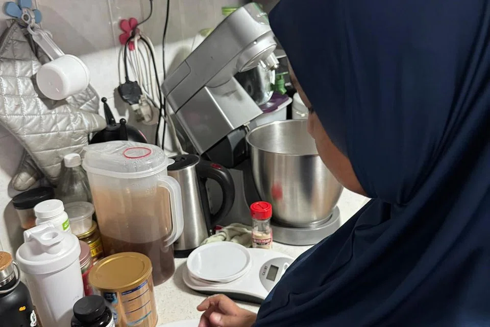 Berniaga kek dan kuih-muih dari rumah telah membantu Cik Nana Zarina,  mengubah kehidupannya dan keluarga.