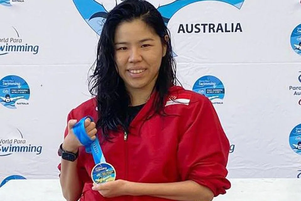 BERJAYA: Yip Pin Xiu (atas) dan Danielle Moi dengan pingat emas dan gangsa masing-masing di Siri Dunia Renang Para Australia. - Foto MAJLIS SUKAN KURANG UPAYA SINGAPURA