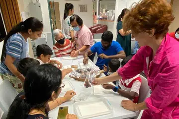 MELIBATKAN MASYARAKAT: Artis dan penduduk Bukit Gombak bekerjasama menghasilkan pameran yang dipanggil 'Insect Inventorium' untuk Minggu Seni Singapura 2023. - Foto PA